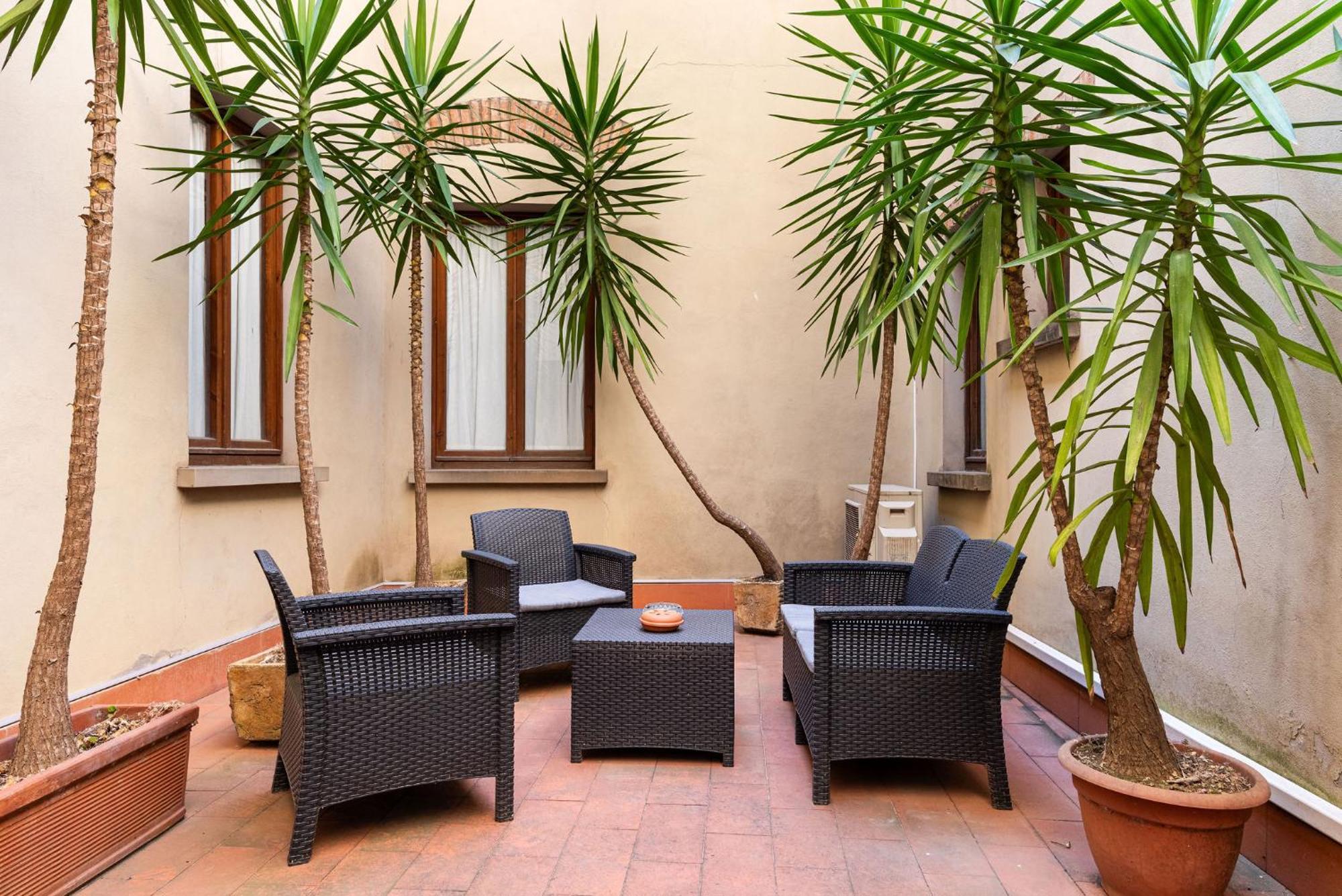 Signoria With Patio Apartment Florence