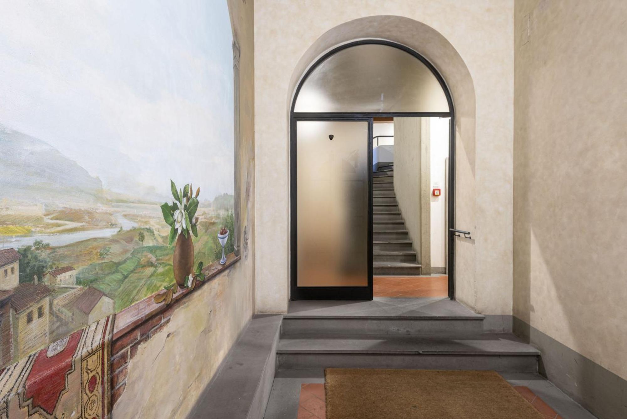 Apartment Signoria With Patio Florence