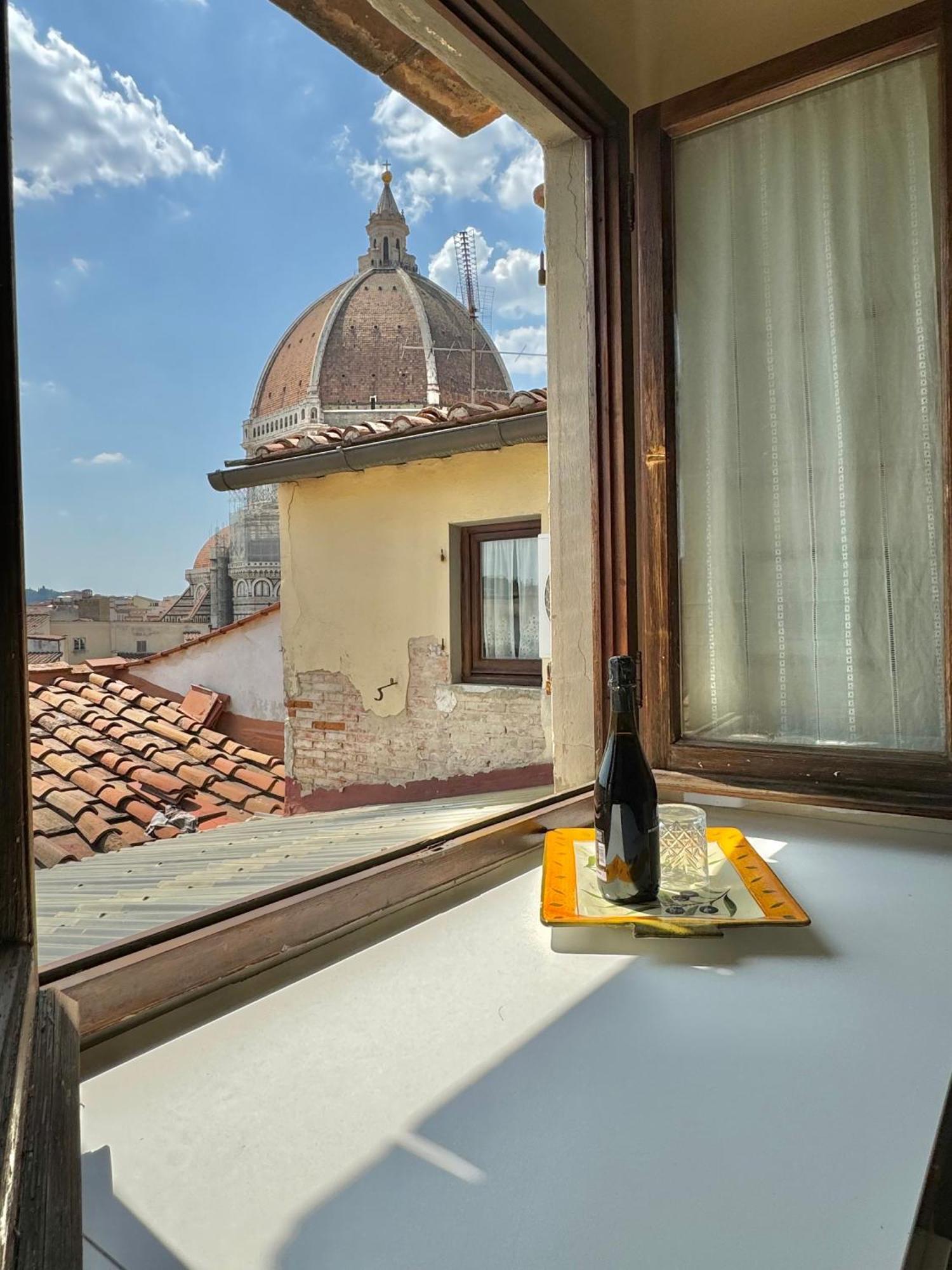 Historic With Duomo View Apartment