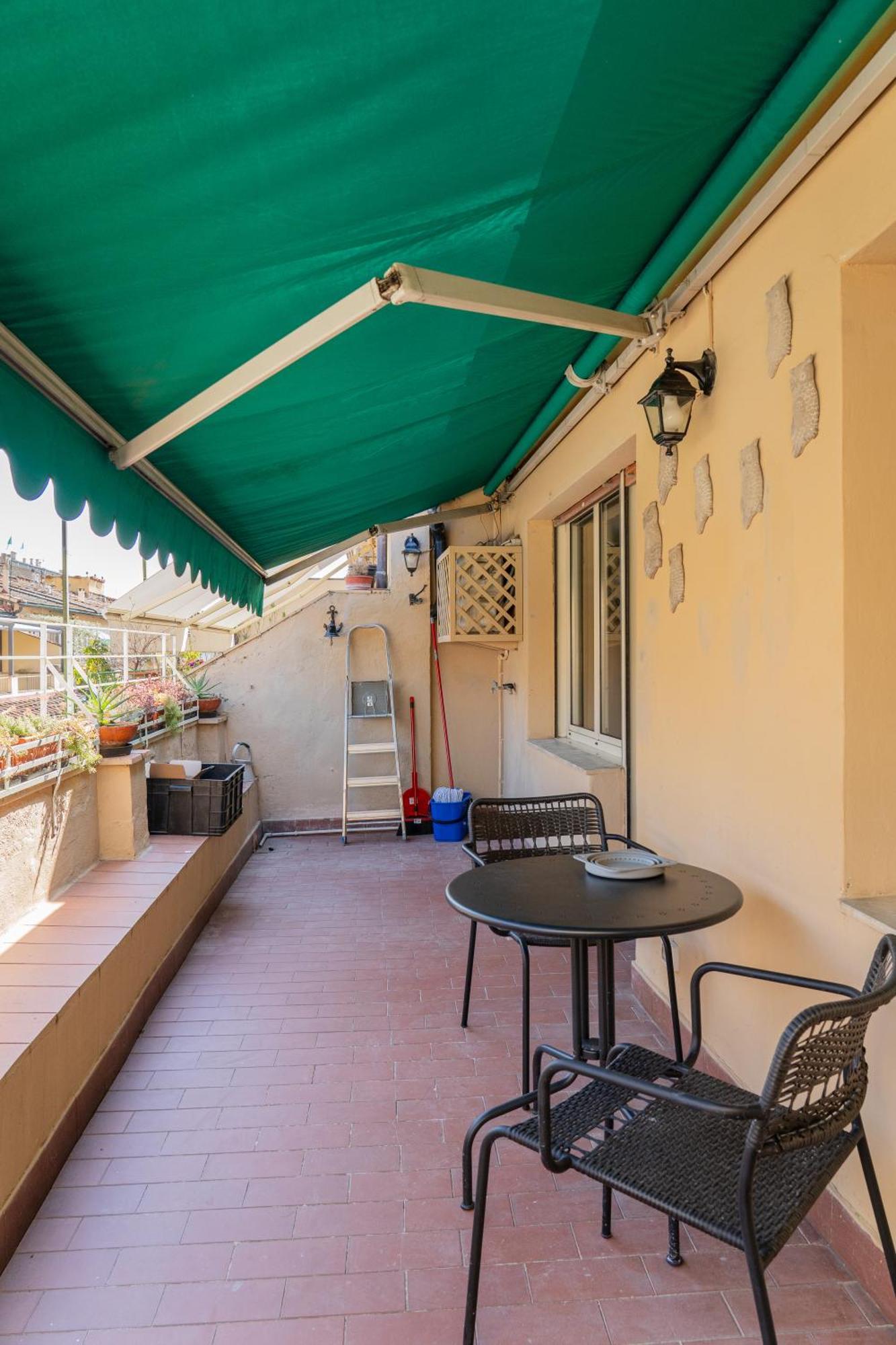 Friendly & Small 1-br With Beautiful Terrace Apartamento Florença