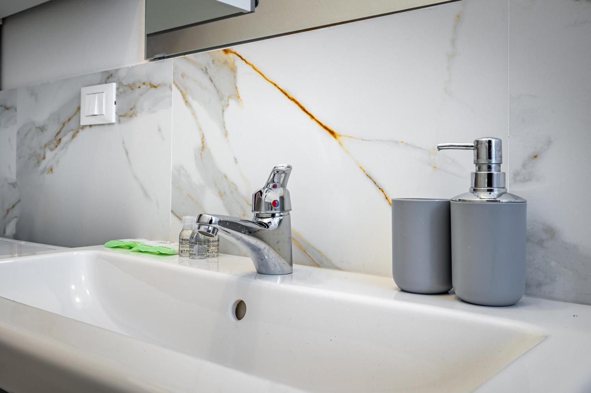 Yd Aleardi Luminous And Comfy Apartment