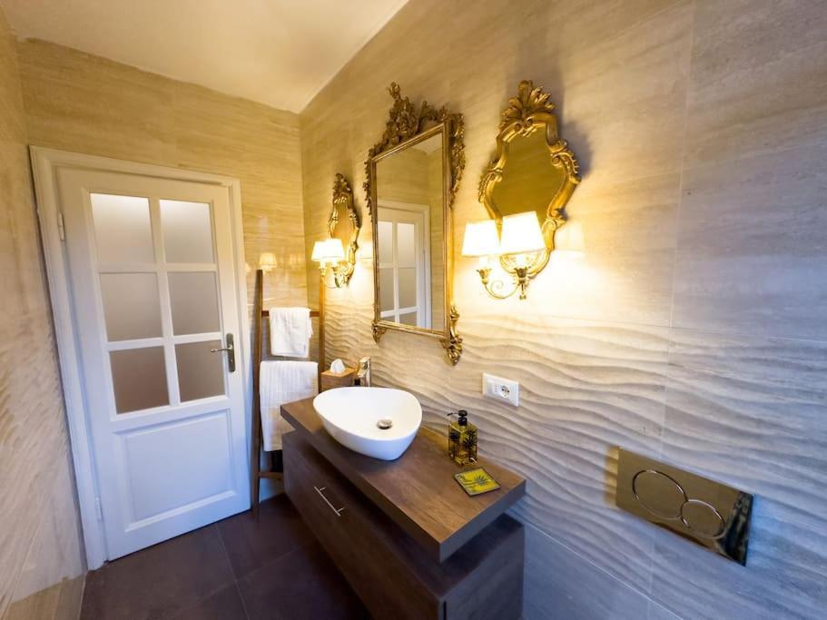 Santa Caterina Palace In Florence-3 Bedroom Appartement