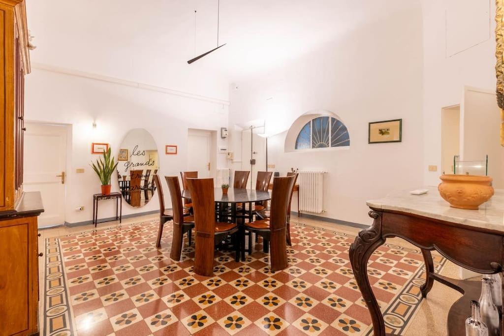 Academia Of Davide Spacious *