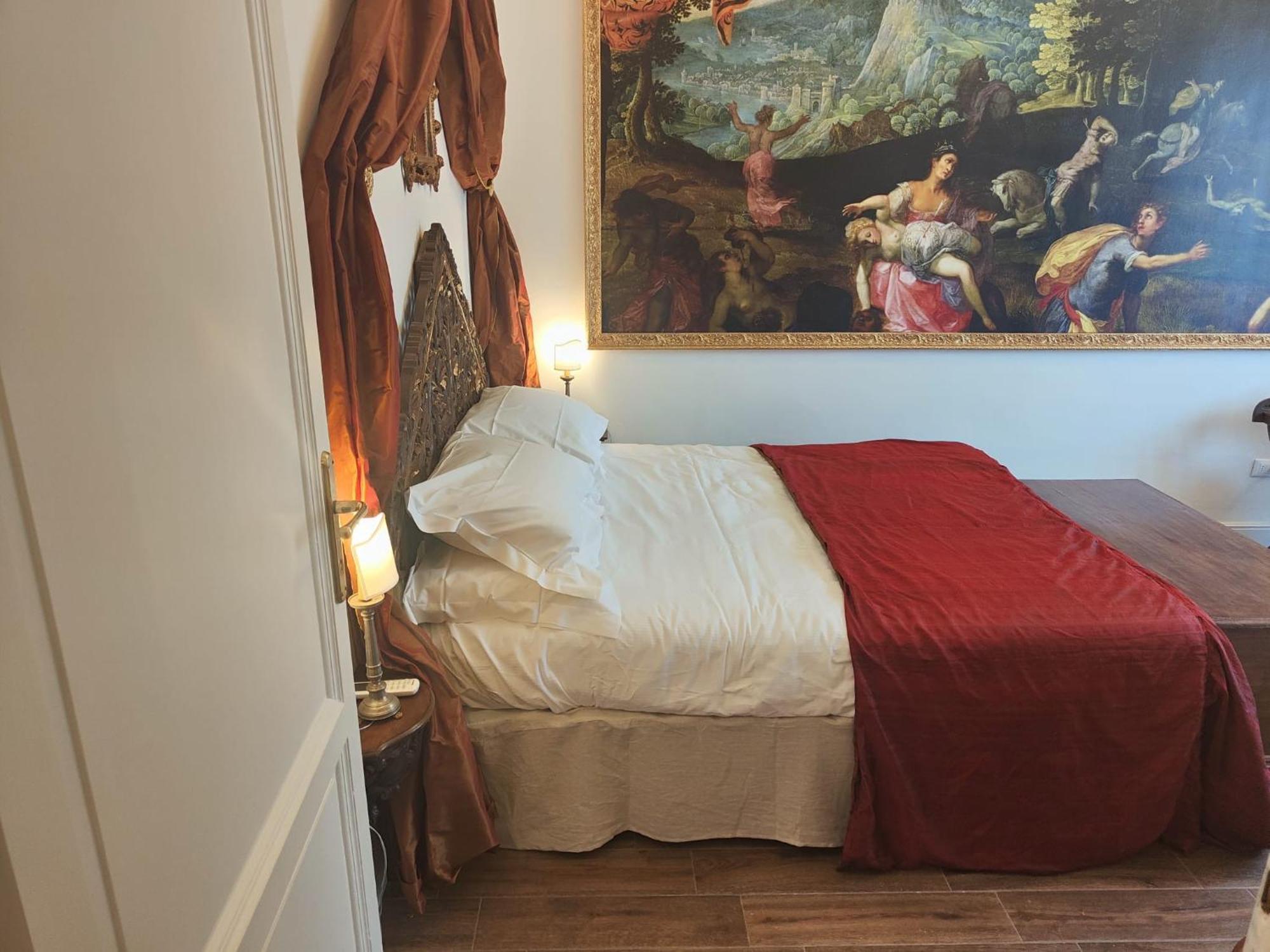 Santa Caterina Palace In Florence-3 Bedroom Florence