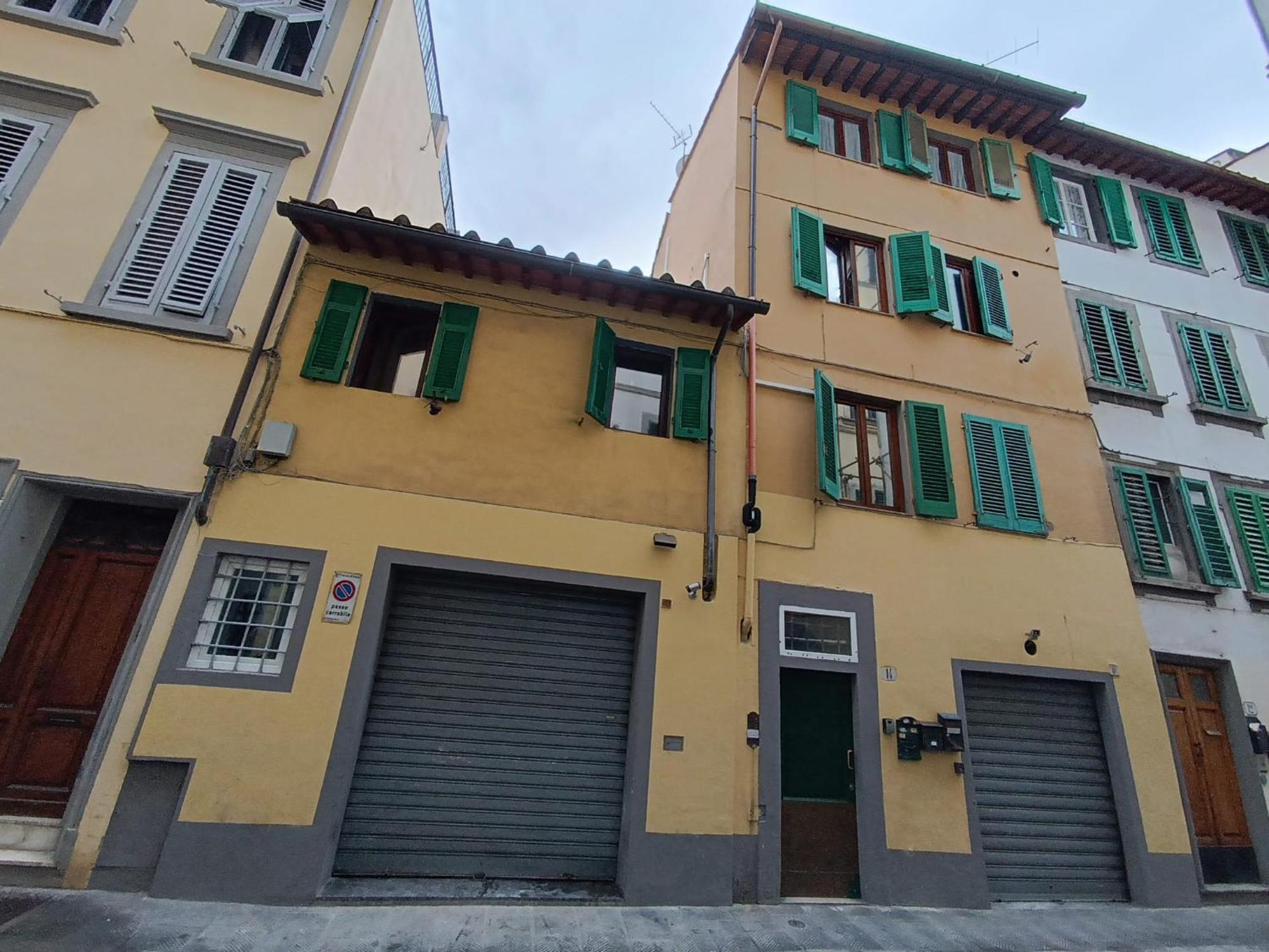 Mini Very Close To The Train Station Apartment *