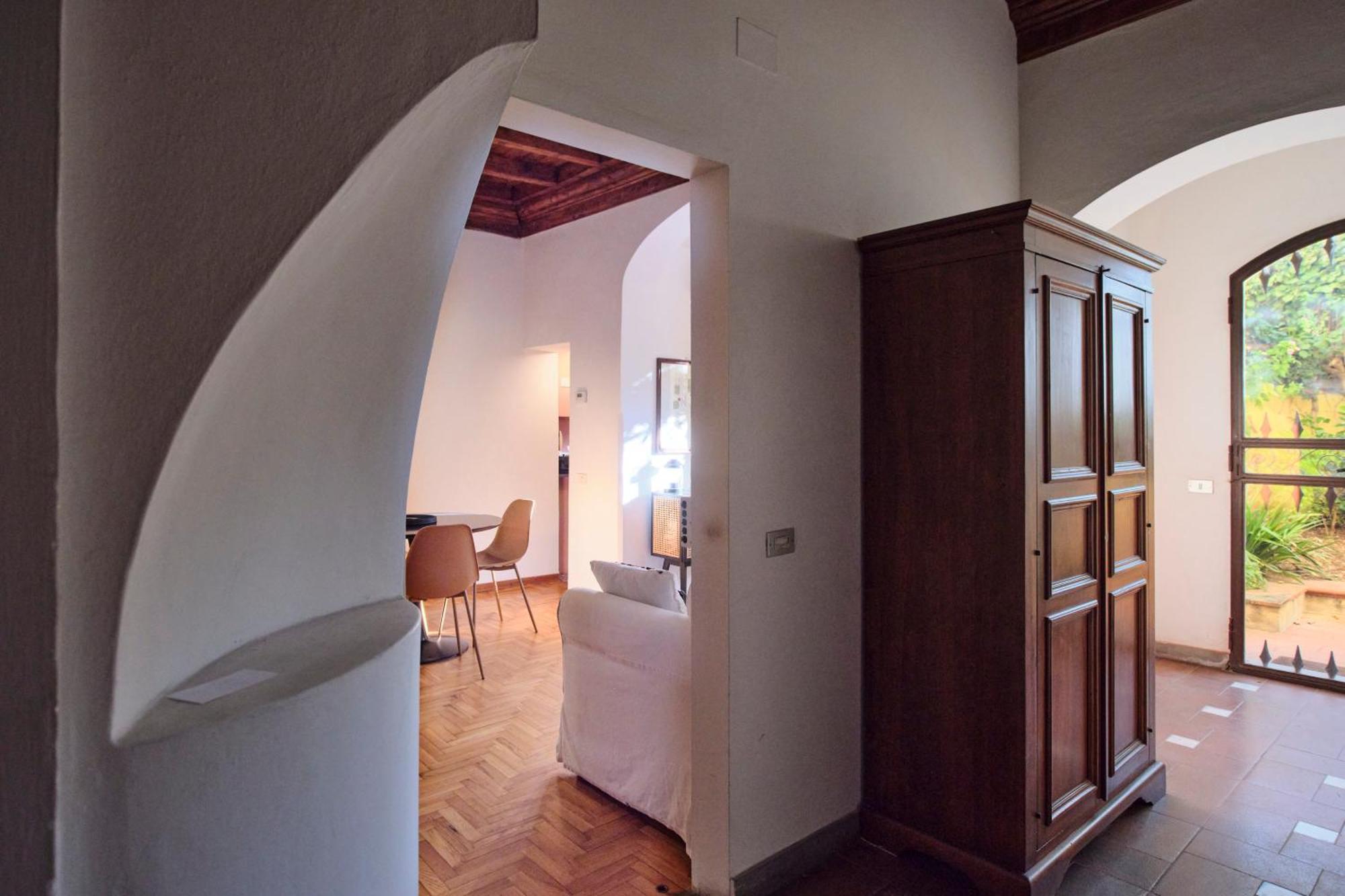 Enchanting With Patio, Lungarno Apartment Florence