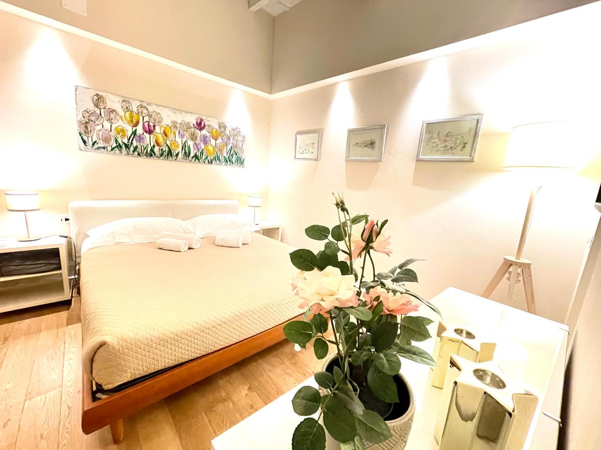 Cozy Santa Maria Novella Uffizi Duomo 2beds-2baths * Florença