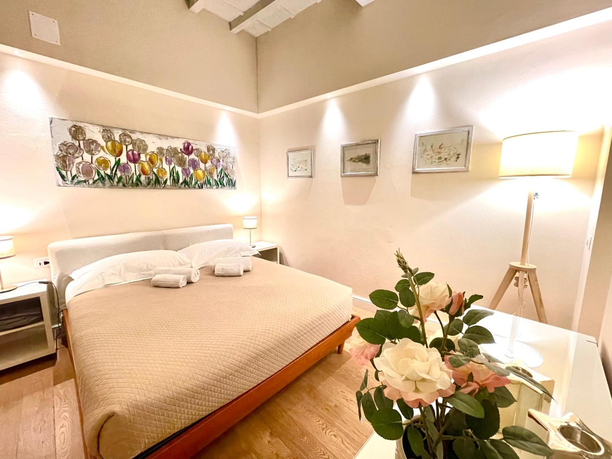 Cozy Santa Maria Novella Uffizi Duomo 2beds-2baths * Florença