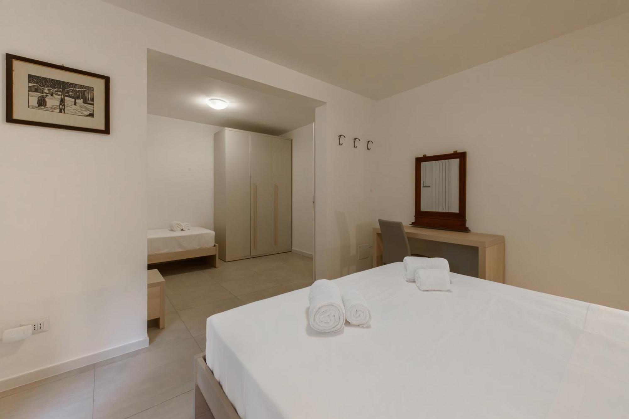 Flora - Brand New Near Historic Center Apartment *