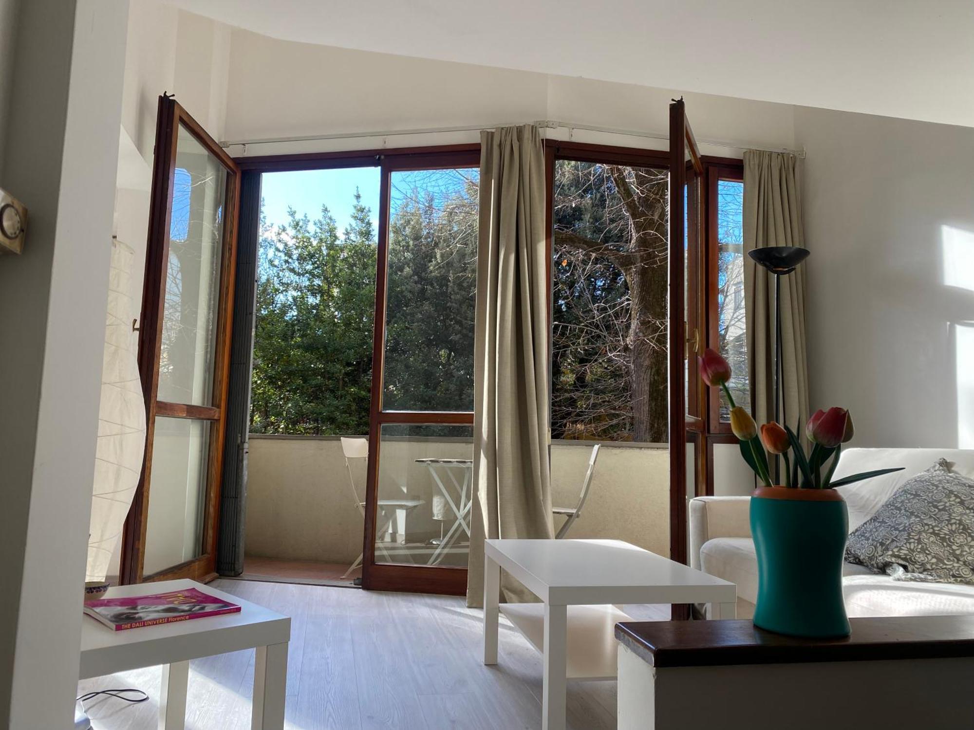 Cozy With Access To Garden Apartment *