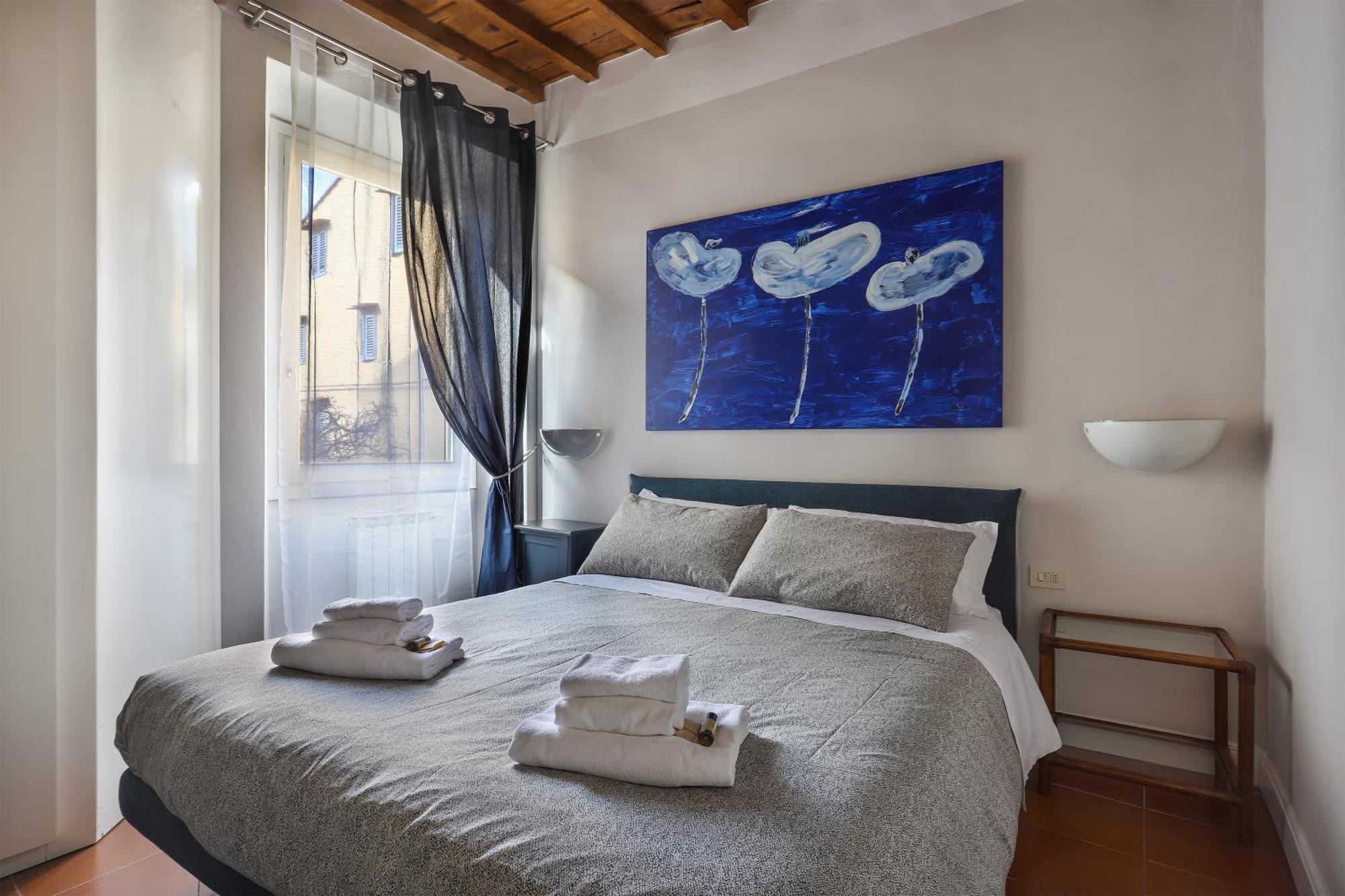 Apartment In The Window- Unique View *