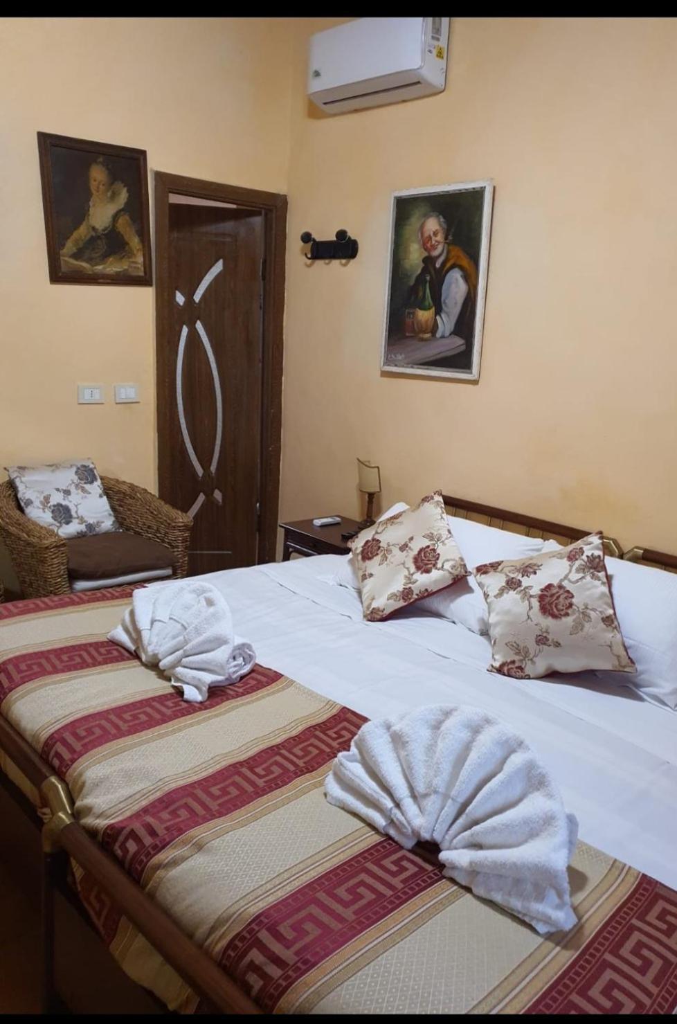 Very Central-100mt From Train Station Apartment