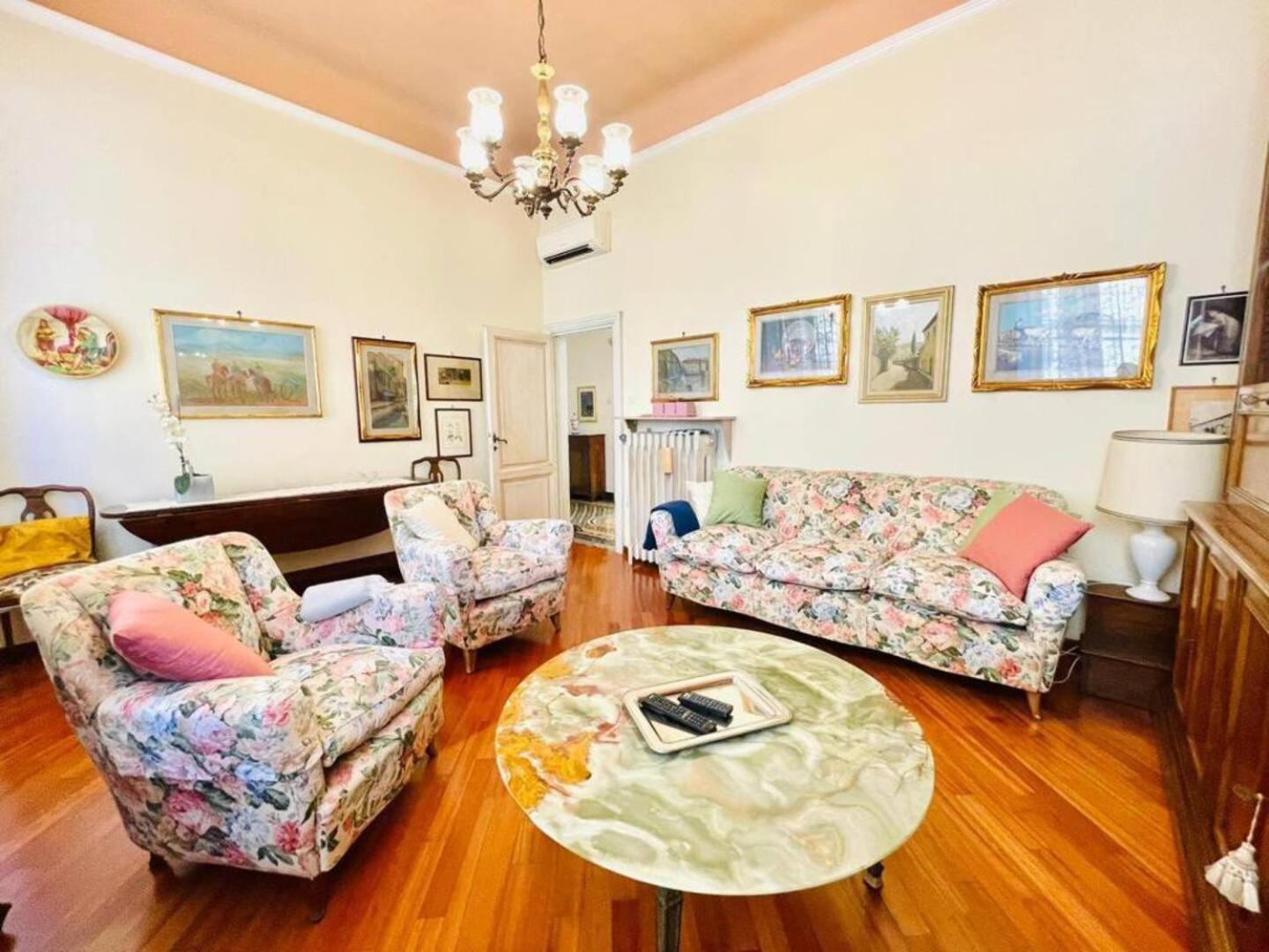 Antiques Lover's Flat, * Florence