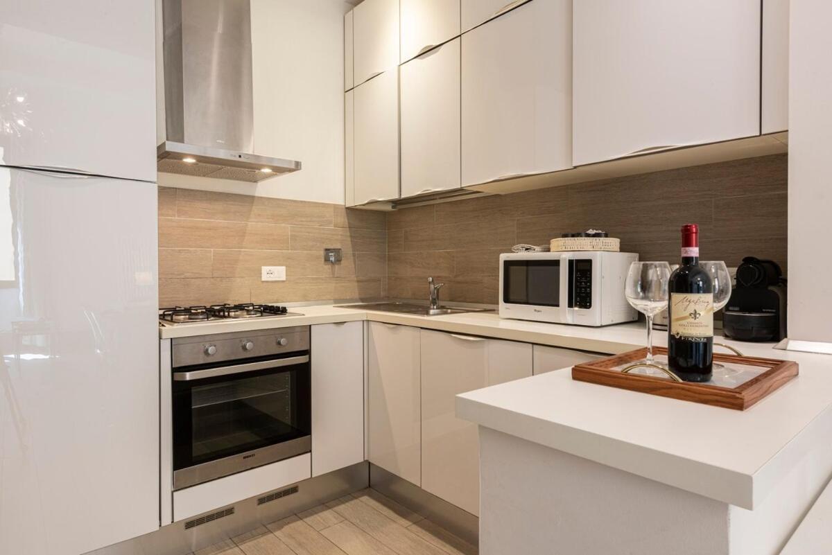 Appartement 750 Eur - Unique Design 4 Bed Apartment Florence