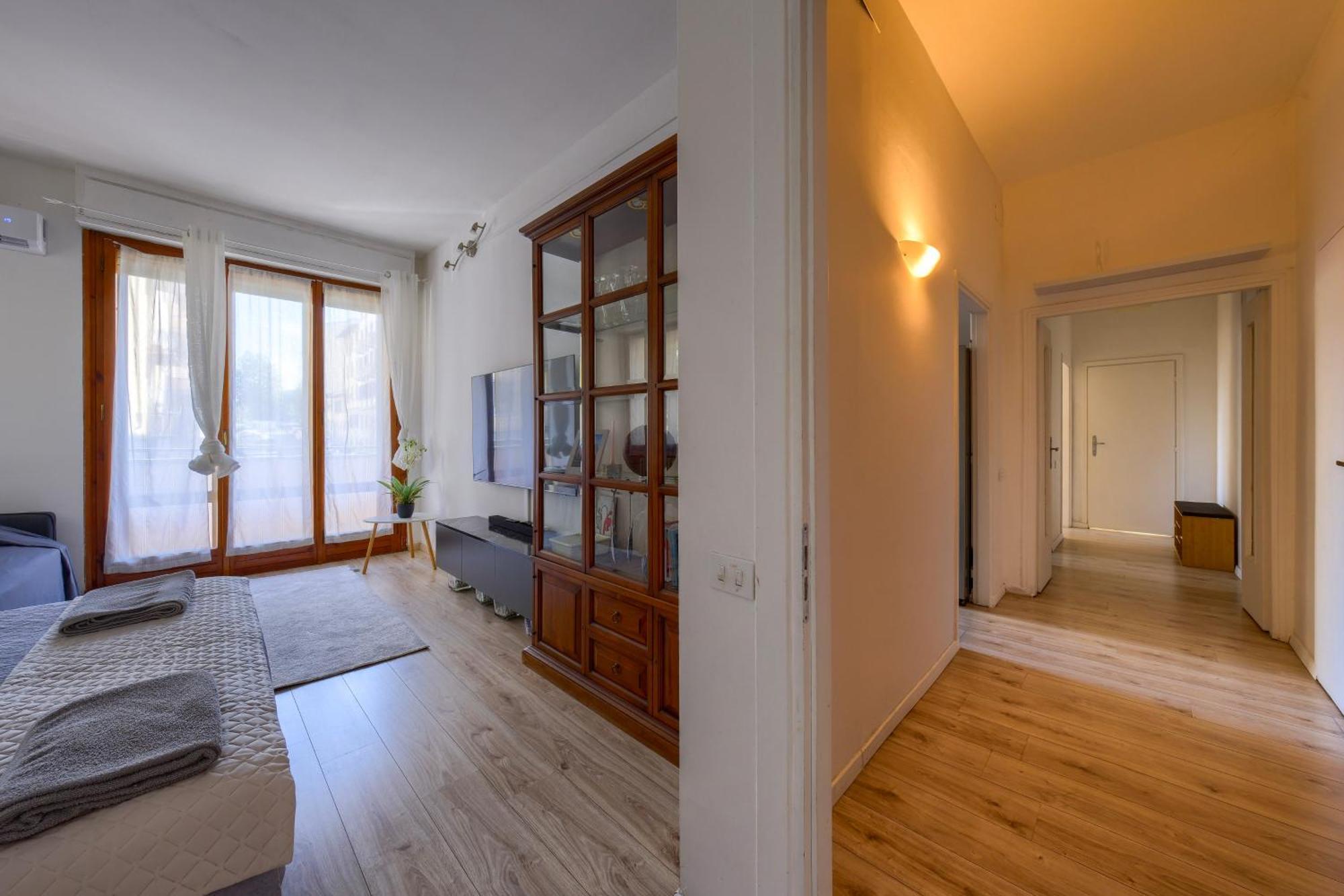 Apartment Show Me 2 Bedroom Duomo & Airport Tram *