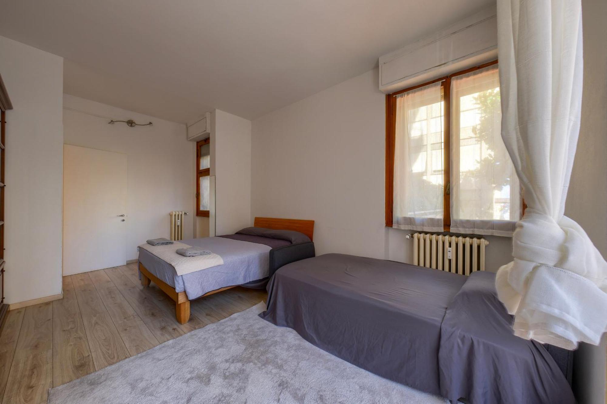 Show Me 2 Bedroom Duomo & Airport Tram Apartment *
