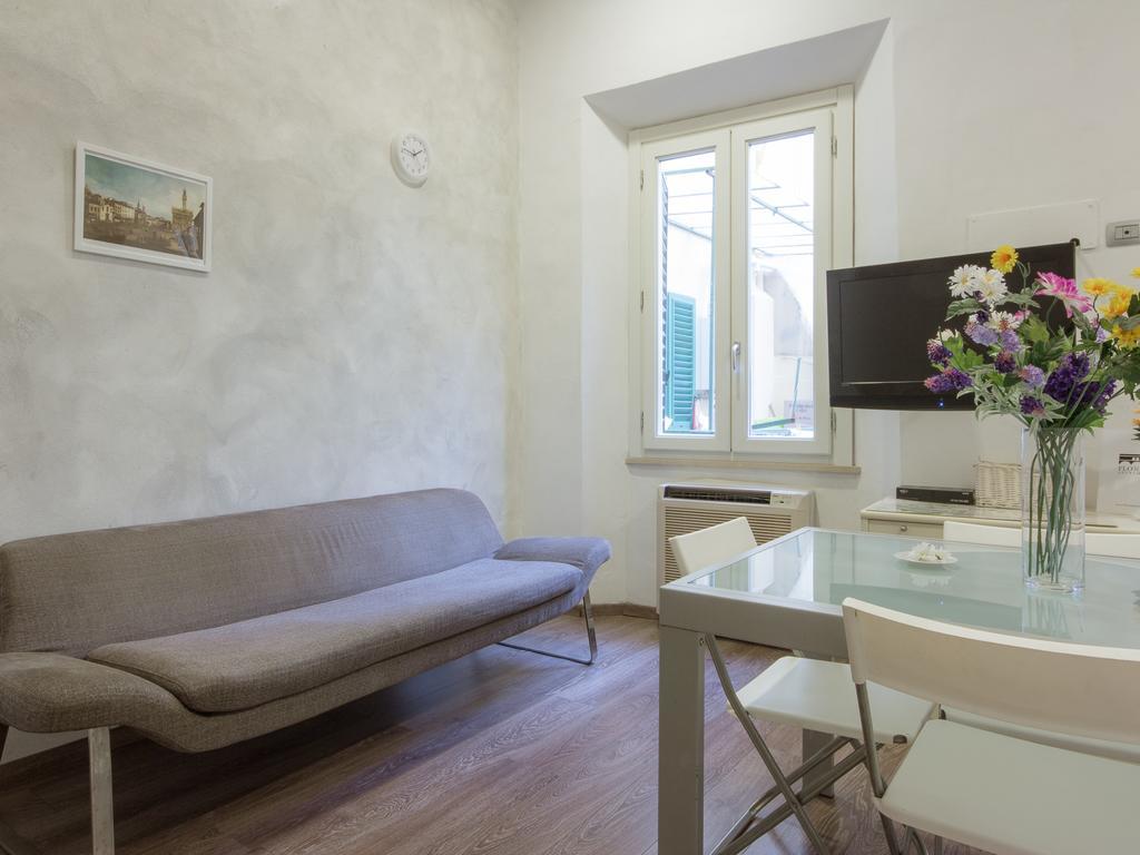 Piazza Pitti 2 Bedroom Apartment *