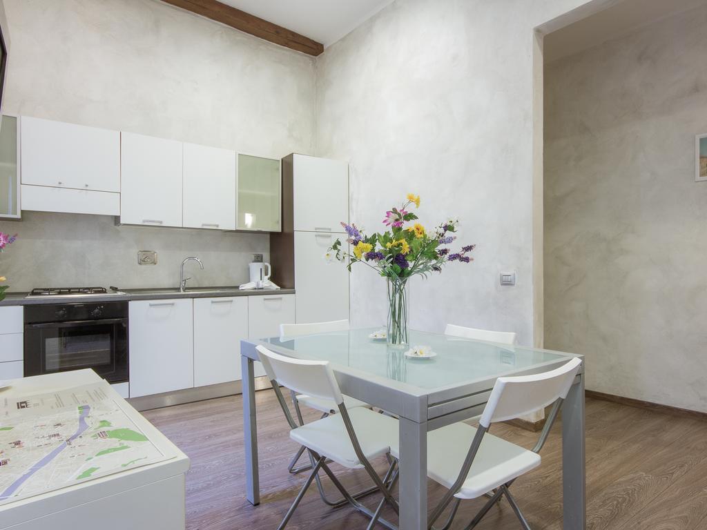 Piazza Pitti 2 Bedroom Apartment *