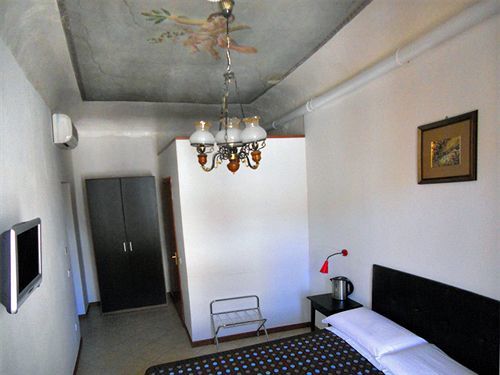 Adelaide House Guest house 2*