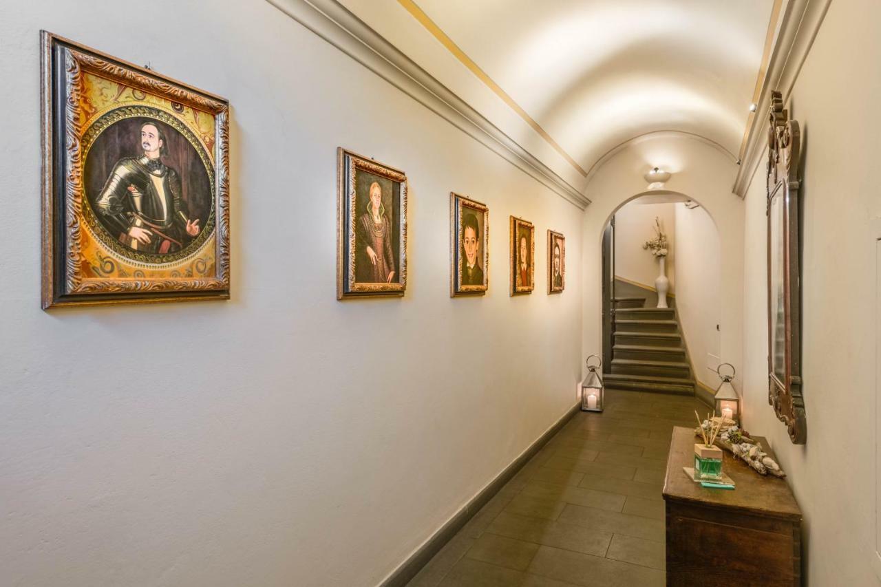 Residenza D'epoca In Piazza Della Signoria Bed & Breakfast 2*
