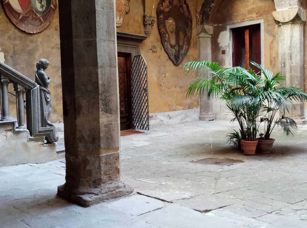 Palazzo Larioni Dei Bardi *