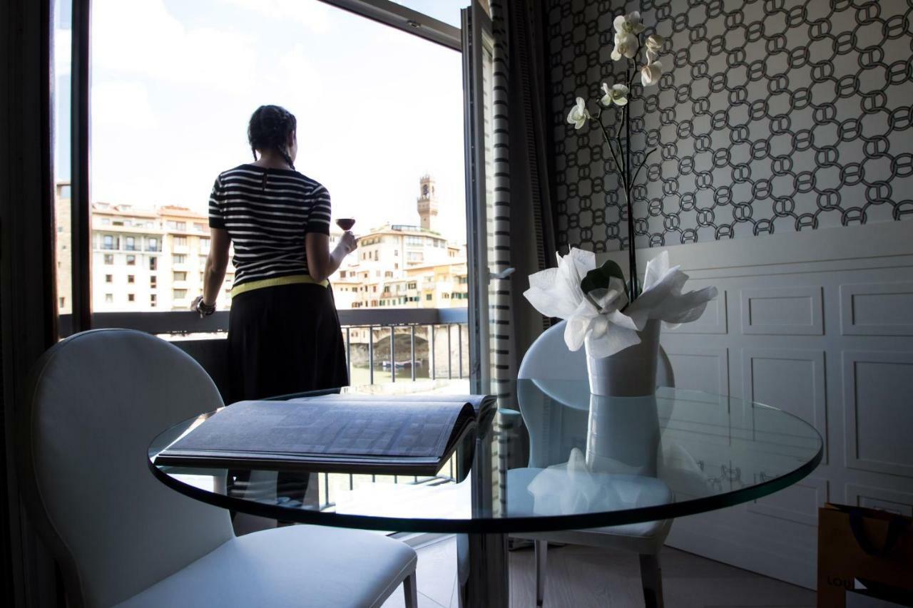 Specchi Su Pontevecchio Florença