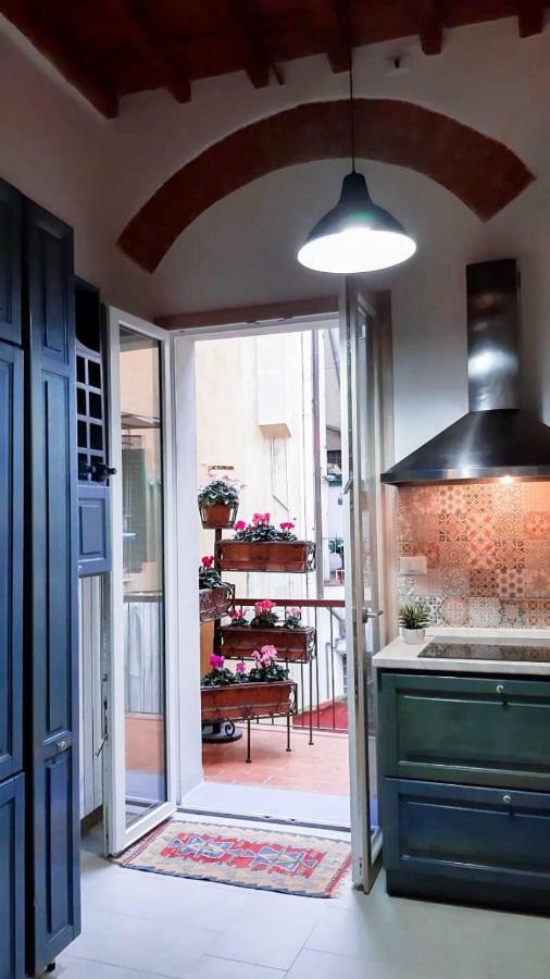 Lg House With Balcony Near Ponte Vecchio Apartment