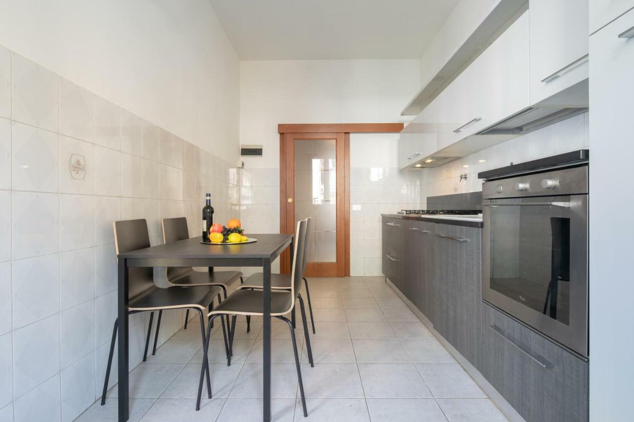 Novoli 4 Bedrooms By Mmega Apartment *