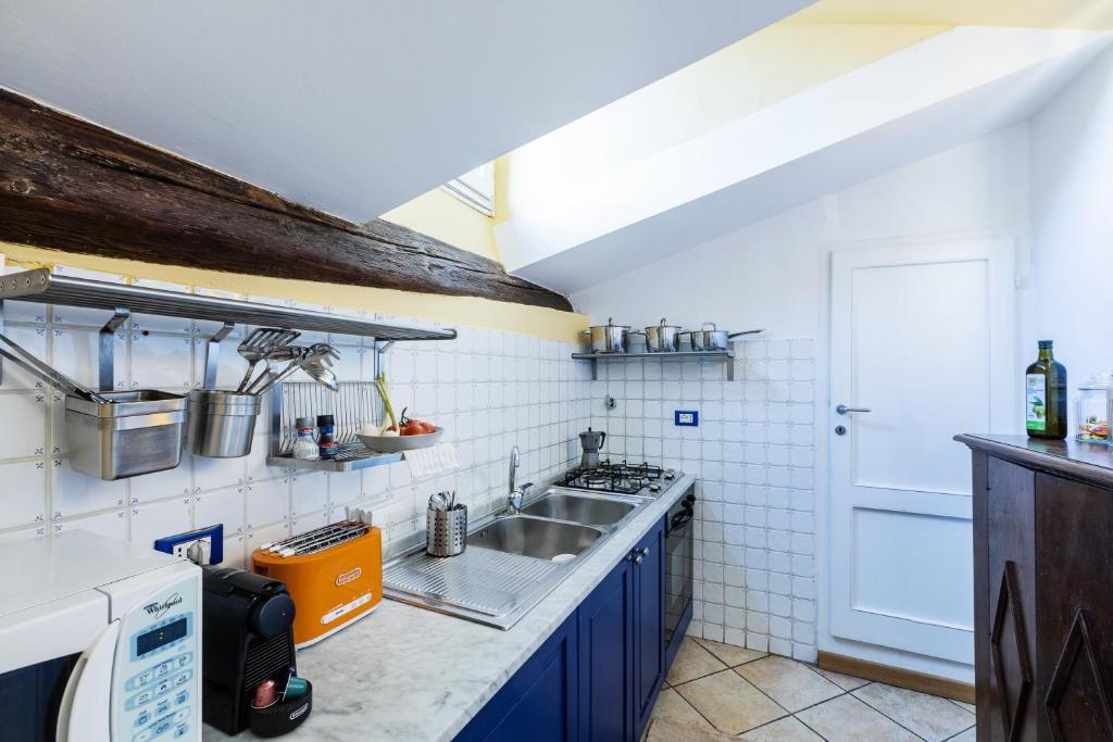 Apartment Historic Center Renovated Apartment- Amazing Location-by Likehomeflorence Florence