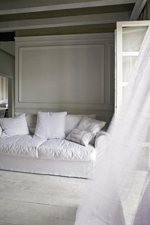White By Mmega * Florenz
