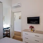 Oltrarno Lily Suite