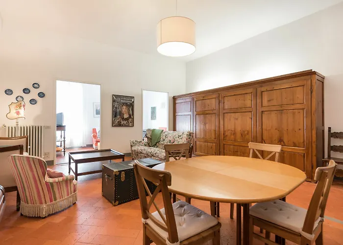Pitti Large Apartment With Balcony