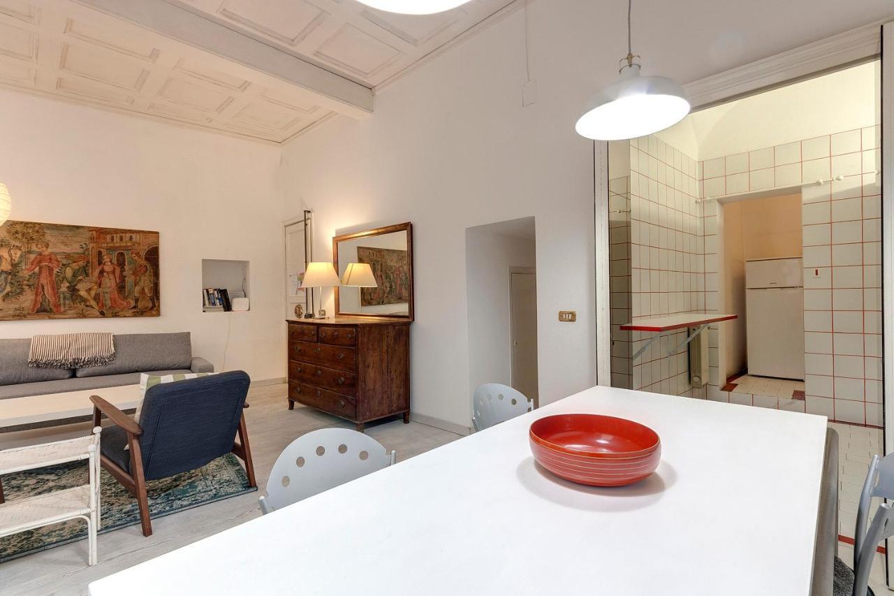 Apartment Parione 12 *