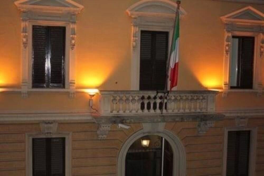 Angelica Hotel 2*