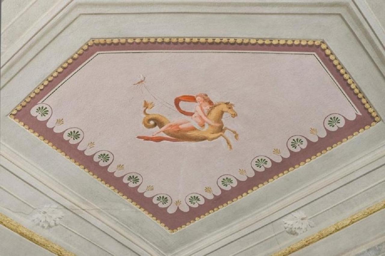 Apartment Maggio Frescoes By Vacavilla