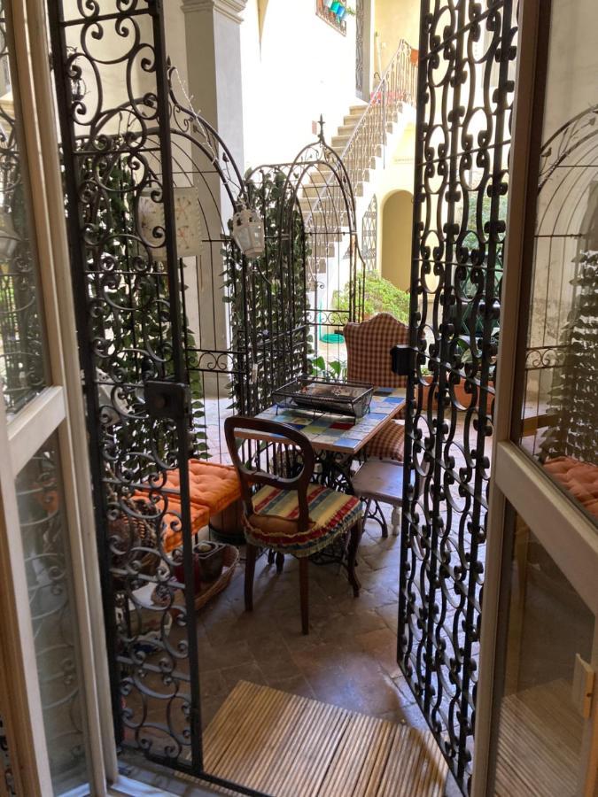 Hand Decorated House With Court Florença