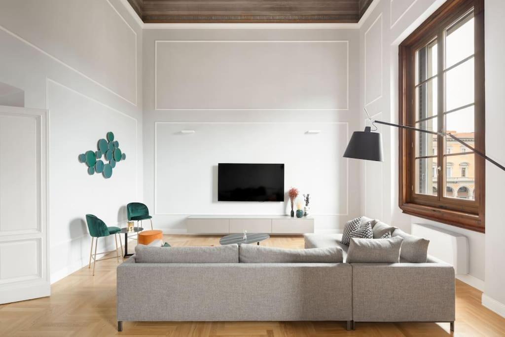 Elegant With Stunning Frescoed Ceilings Appartement