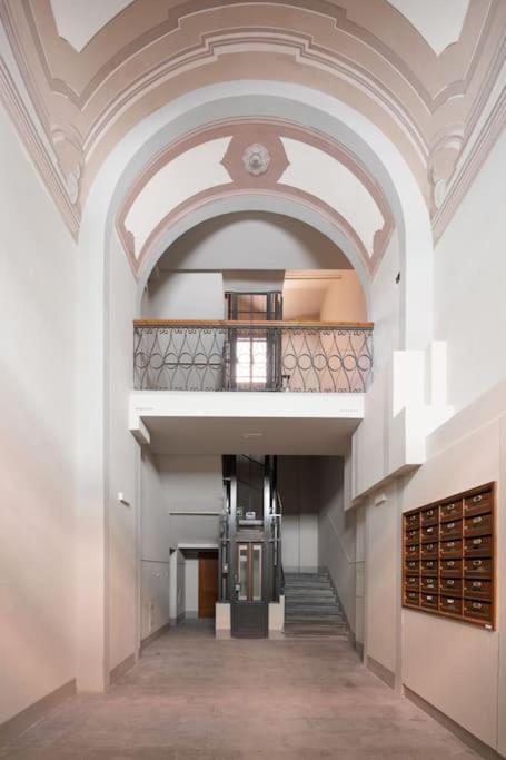 Elegant With Stunning Frescoed Ceilings Appartement