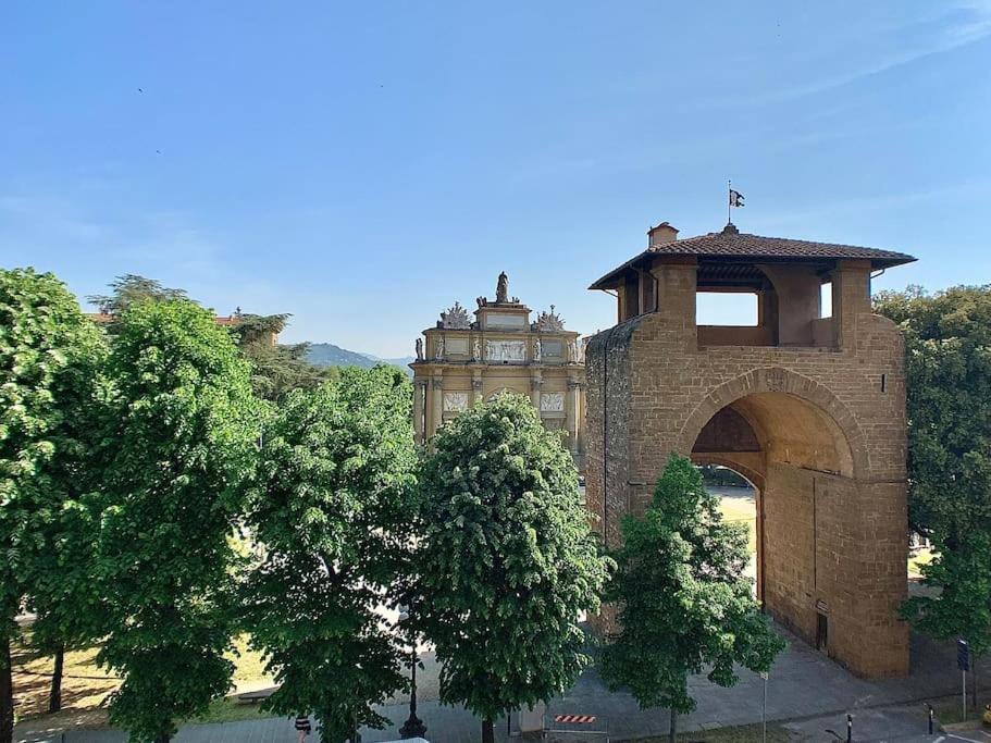 Elegant With Stunning Frescoed Ceilings Appartement