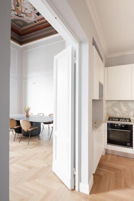 Appartement Elegant With Stunning Frescoed Ceilings