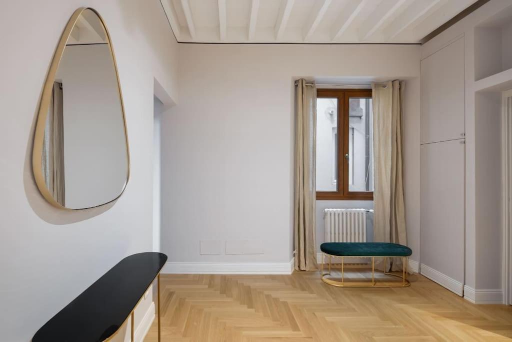 Elegant With Stunning Frescoed Ceilings Appartement