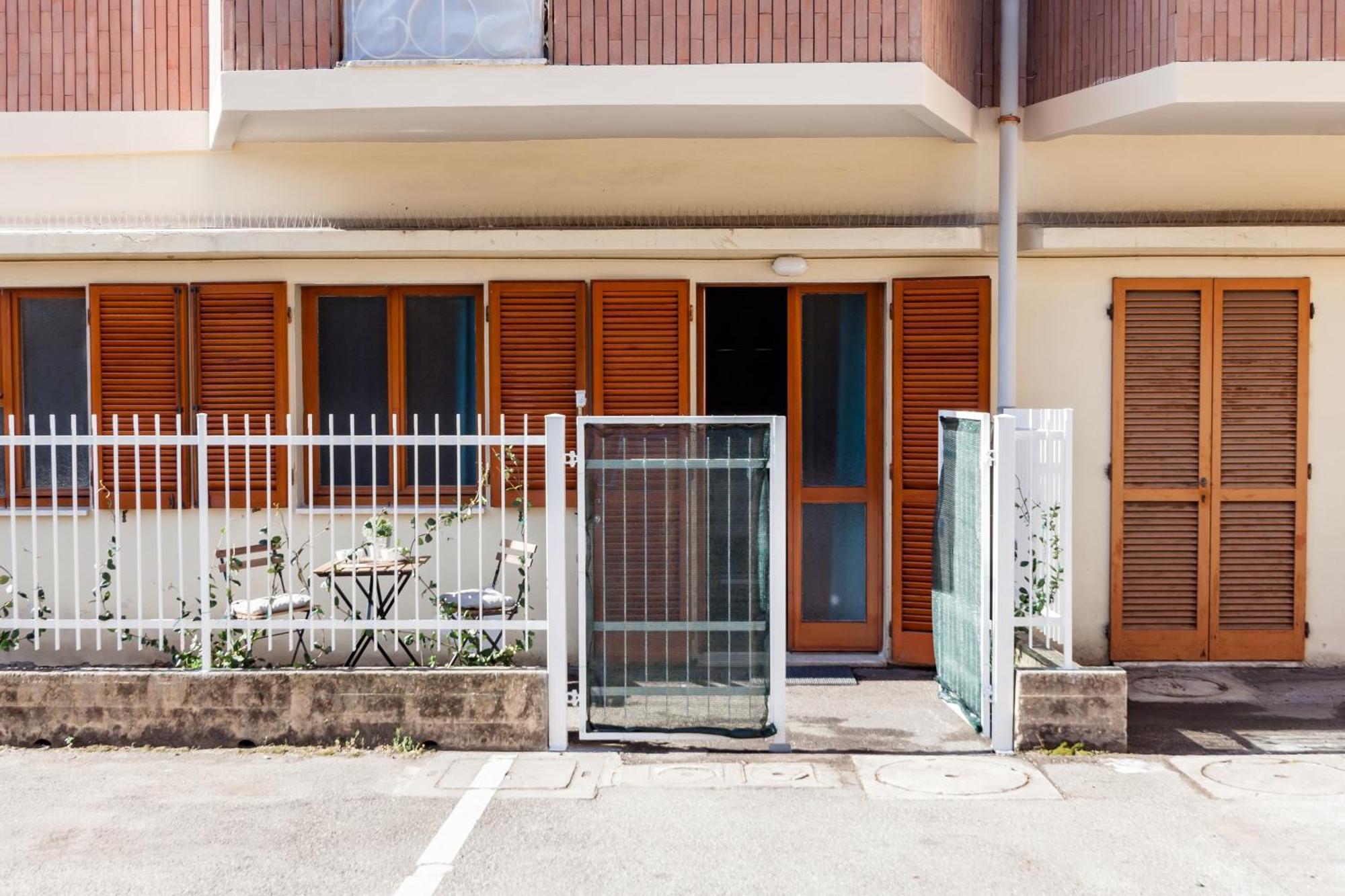 Open The Classic Wooden Shutters At A Cozy Nest Appartamento
