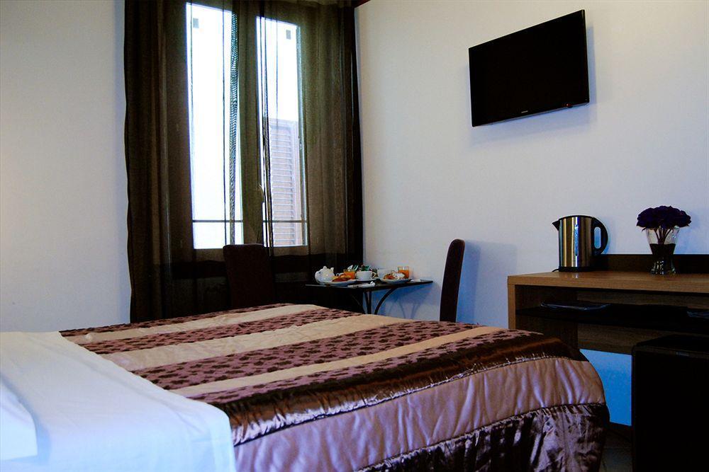 Adelaide House 2*