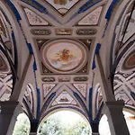 Luxury Frescoed Apartment In The Center
