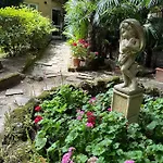 Dependance In Giardino Storico