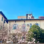 Oltrarno Hideway With Garage