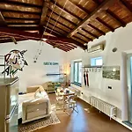 Bright House With Terrace In Santa Croce