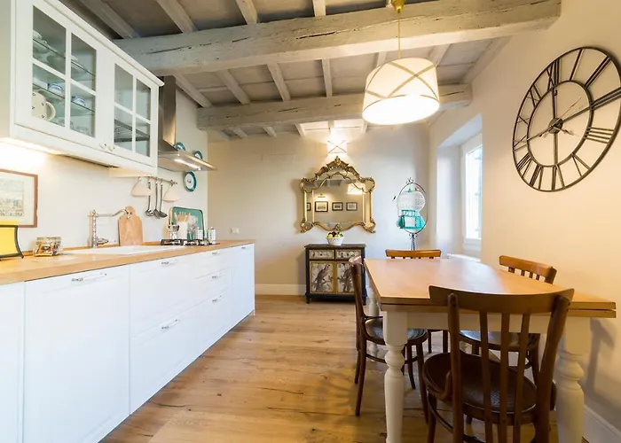 Oltrarno Real Mood Florentine Apartment