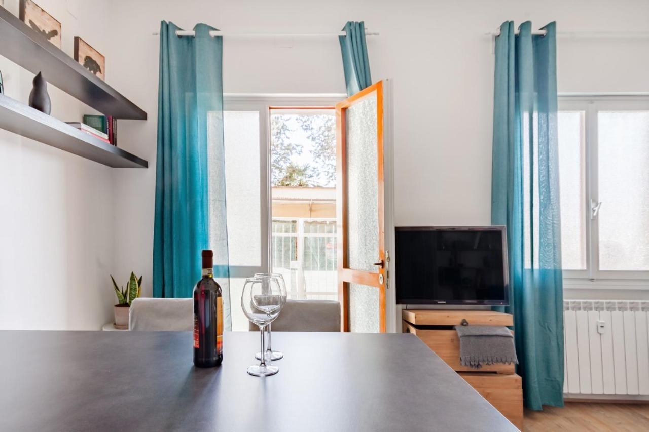 Appartement Open The Classic Wooden Shutters At A Cozy Nest *