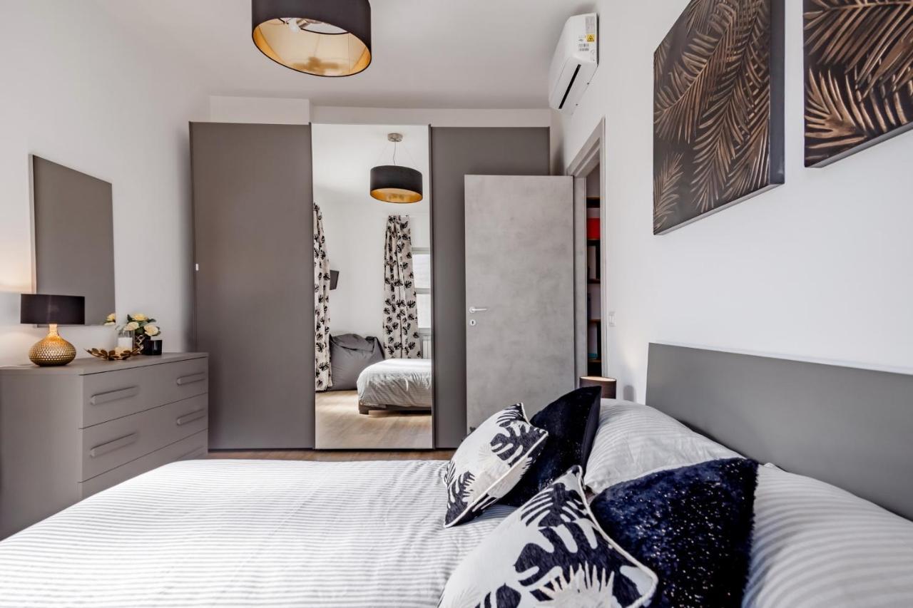 Appartement Open The Classic Wooden Shutters At A Cozy Nest Florence